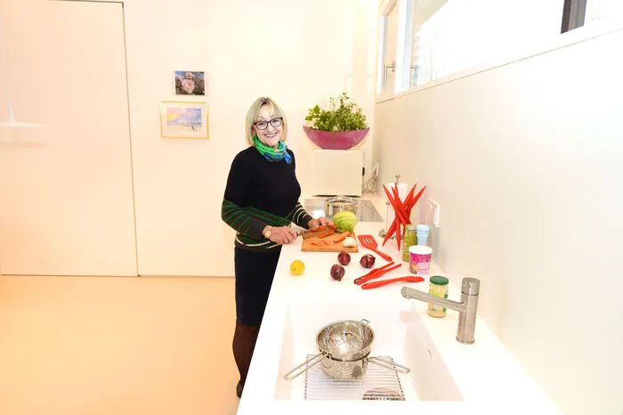 Maria Haindl in der modernen Küche ihrer Schwiegermutter