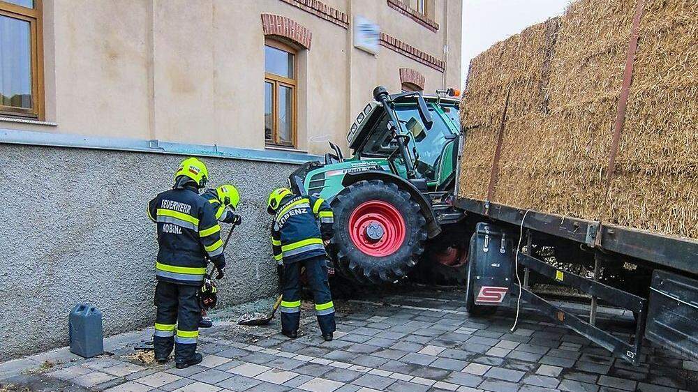 Der Lenker des Traktors wurde schwer verletzt