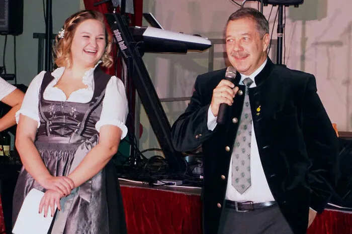 Im festlich geschmückten Ballsaal begrüßten Obmann Dietmar Stelzer und Leiterin Lena Holzer die zahlreich erschienenen Gäste, ehe Bürgermeister Johann Schirnhofer den Ball offiziell für eröffnet erklärte.