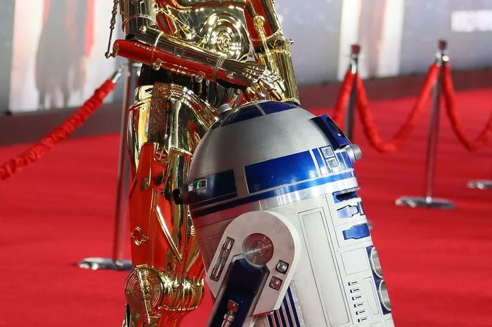 R2-D2 and C-3PO marschierten vor den Stars über den roten Teppich.