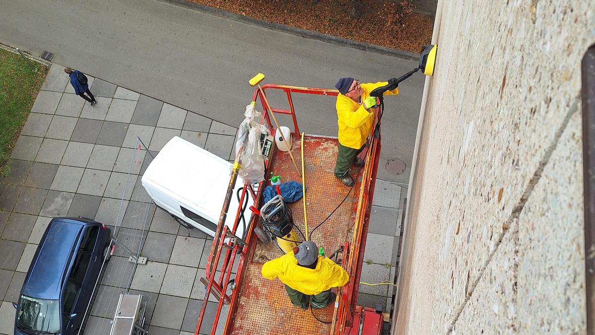 Zuerst werden die Steinplatten gereinigt