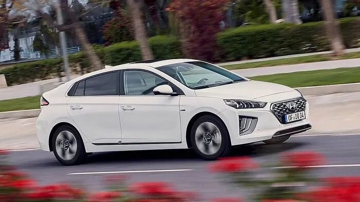 Mit dem Ioniq hat Hyundai 2016 nicht nur ein alternativ angetriebenes Modell auf den Markt gebracht, sondern gleich drei. Und alle drei – den Hybrid, den Plug-in-Hybrid und die Elektroversion – haben die Koreaner jetzt gründlich überarbeitet.