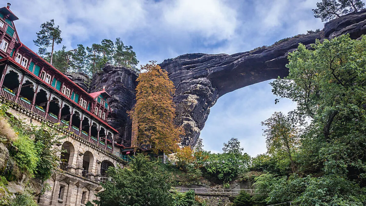 Das Prebischtor und das Hotel in seiner Flanke
