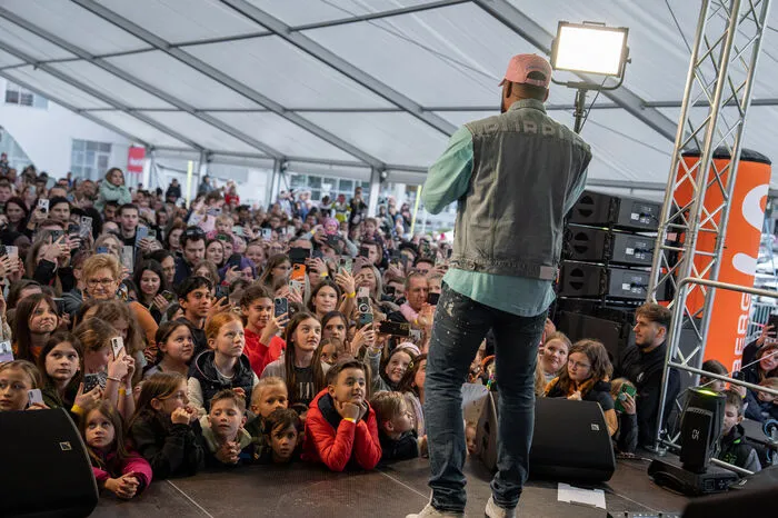 ... auf der Bühne stand zuerst der frisch gekürte Gewinner der aktuellen Staffel von "Deutschland sucht den Superstar" Sem Eisinger ...