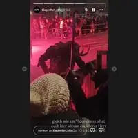 Rentner schlägt mit Gehstock auf Krampus ein.