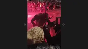 Krampus | Rentner schlägt mit Gehstock auf Krampus ein.