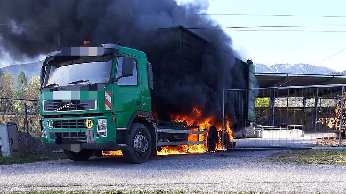 Der Lkw blieb mit dem Kipper in einer Stromleitung hängen und begann zu brennen