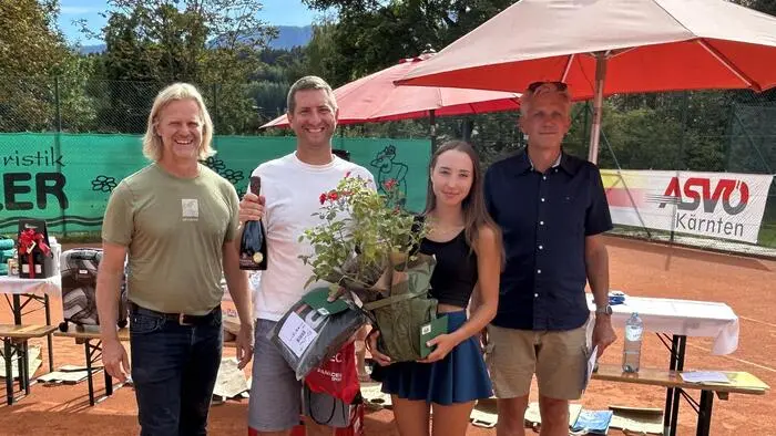 Vier Personen stehen auf einem Tennisplatz