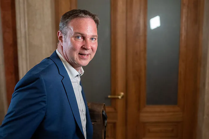 "Es ist am Ende knapp geworden, aber als Demokrat muss man eine Niederlage locker nehmen." – Andreas Babler gibt vorerst den fairen Verlierer.