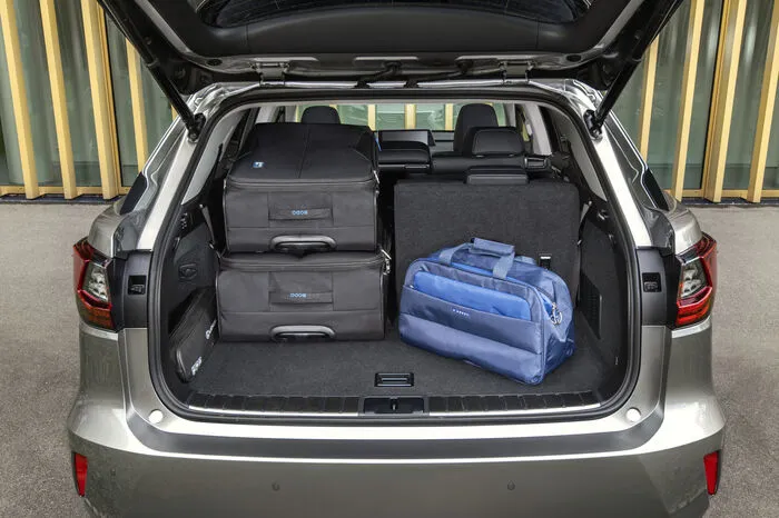 Der Innenraum ist, wie bei Lexus üblich, feudal ausstaffiert und feinstens verarbeitet. Auf Wunsch ergänzt ein farbiges Head-up-Display das Armaturenbrett, in dem mit dem Navigationssystem „Premium“ ein 12,3 Zoll großer Bildschirm prangt. Die Bedienung des Infotainmentsystems ist nach wie vor ziemlich eigen.