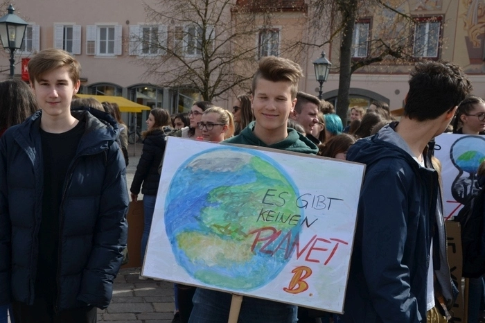Rund 200 Schüler versammelten sich auf dem Fürstenfelder Hauptplatz.