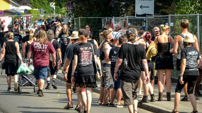 Knapp 200 Rock-Legenden, große Bands und kleinere Acts der internationalen Metal-Szene, dazu ein Künstler, den man eigentlich nicht auf einer solchen Veranstaltung erwarten würde: Die 29. Auflage des Heavy Metal-Spektakels "Wacken Open Air" beginnt am Donnerstag in Schleswig-Holstein.