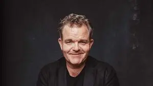 Schauspieler Cornelius Obonya ist für Social-Media-Verbot und eine verpflichtende Quote von einjähriger Männerkarenz. 