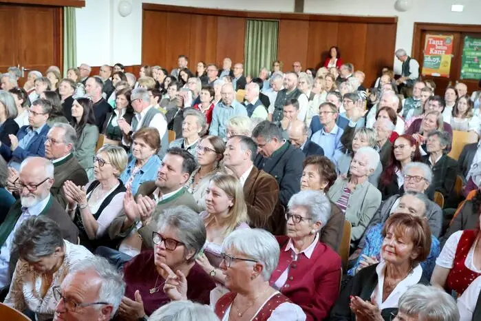 Im bis auf den letzten Platz gefüllten Saal sah man unter anderem die Bürgermeister Gabi Dörflinger (Klein St. Paul) und Andreas Grabuschnig (Eberstein), Siegfried Ehrlich, Bezirksobmann des Sängergaues St. Veit/Feldkirchen, Bildungswerk-Bezirksobmann Karl Huber, Domkapellmeister Thomas Wasserfaller, Alt-Bürgermeister Hilmar Loitsch sowie Sänger-Urgestein und Ehrenobmann Engelbert Gruber (97 Jahre).