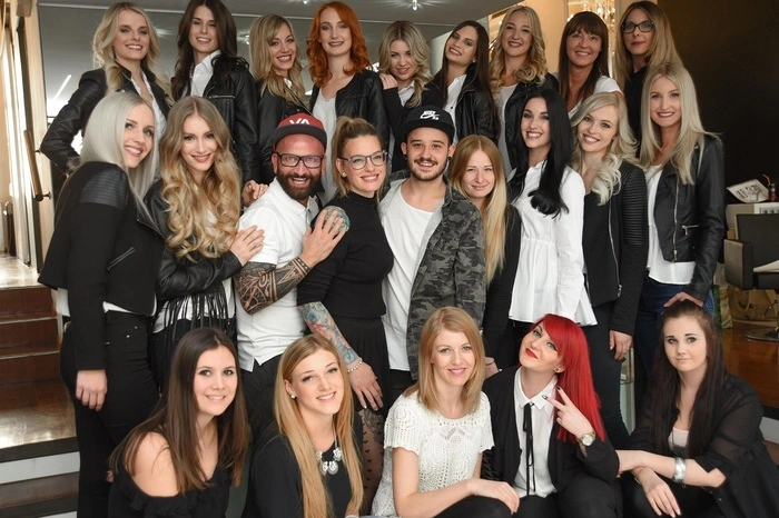 Das gesamte Team nach dem Umstyling: erschöpft, aber höchst zufrieden: Die 12 Finalistinnen, die Teams von Dieter Ferschinger und Manuela Fechter (Stylingartist und Somorphia, 1. Reihe Mitte) samt Team, Bloggerin Grazermadl (rechts oben ganz außen), Sylvia Baumhackl (Organisation Miss Styria)