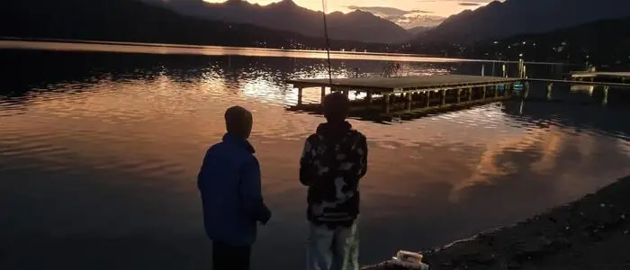 Zwei Angler am See bei Sonnenuntergang