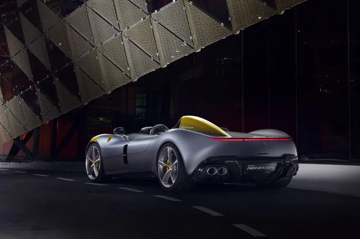 Der Monza SP1 und SP2 orientieren sich optisch an den Barchettas der Marke, insbesondere den 166 MM, der für den Namen Pate stand, aber auch an den 750 Monza und den 860 Monza.