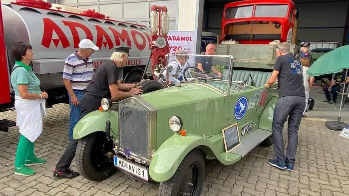 Der 100 Jahre alte fahrbereite Oldtimer „Avis Type 3“ ist im Zuge der „Mission Monte Carlo 26“ vor ein paar Tagen von St. Pölten aus zu seiner Reise von Österreich über Italien und Frankreich bis Monaco aufgebrochen.
