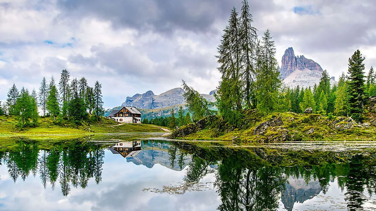 Das Rifugio Croda del Lago liegt am zauberhaften Lago Federa