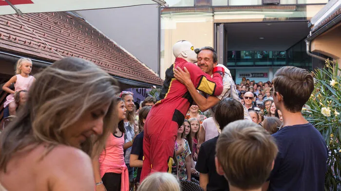 Er stibitzt fremden ein Eis oder lädt sie auf ein Bad im Stadtbrunnen ein: der chilenische Straßenclown Murmuyo tobt derzeit in Graz bei La Strada sein Unwesen ...