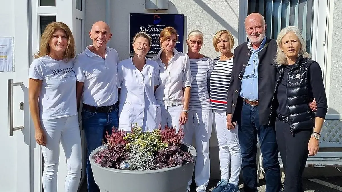 Elisabeth Brunhild Mairitsch (links) mit ihrem Team und Vorgänger Klaus Napokoj (Zweiter von rechts)