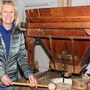 Eveline Koren am Mühlstein in ihrer Kunstmühle Himmelberg
