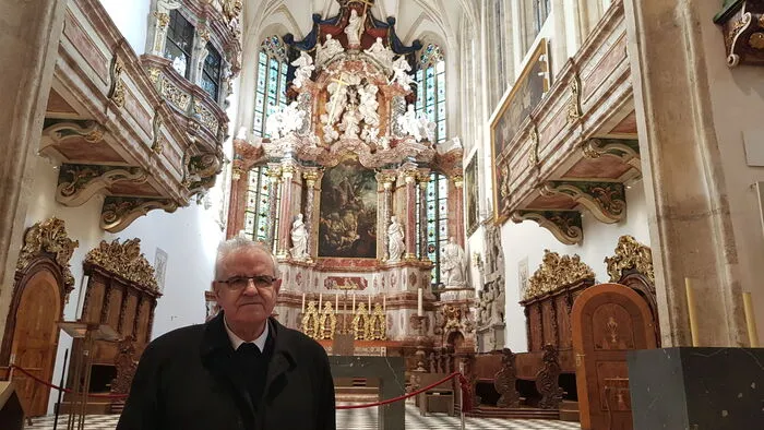 Dompfarrer Heinrich Schnuderl vor dem Hochaltar