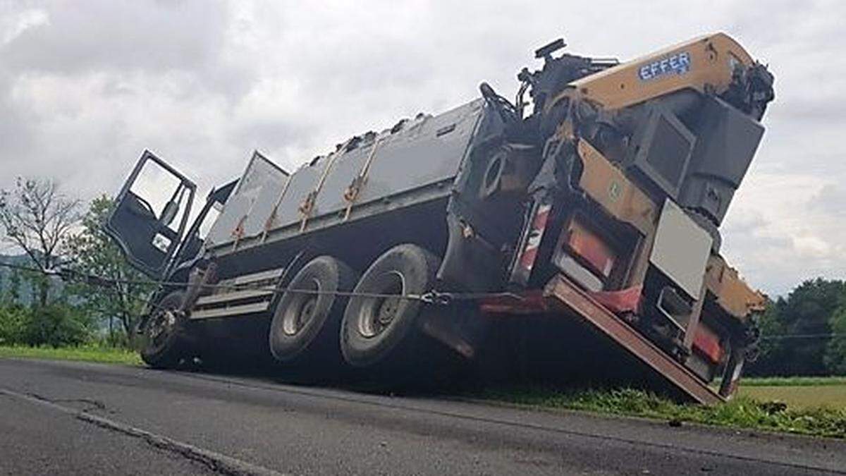 Der Fahrer konnte den in Schräglage befindlichen Lkw unverletzt verlassen