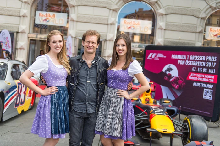 ... und der schnellste Winzer der Welt waren beim Motorsport-Event "Schlossberg grüßt Spielberg" am Dienstag zu erleben: Jarno Trulli, der 1997 in seiner Debüt-Saison den Österreich-GP angeführt hatte, hat sich nach der Motorsport-Karriere mit seinem Weingut Castorani in den Abruzzen als international angesehener Winzer etabliert.
