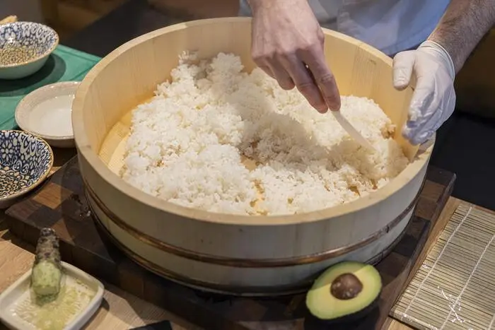 Selbstgemachter Sushi Reis (oder japanisch Sushi Meshi) ist Grundlage jedes guten Sushi Menüs!