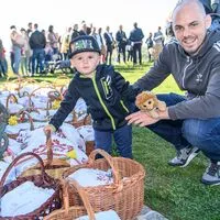 Am Karsamstag nehmen viele Menschen an der Segnung der Osterspeisen teil