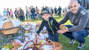 Am Karsamstag nehmen viele Menschen an der Segnung der Osterspeisen teil
