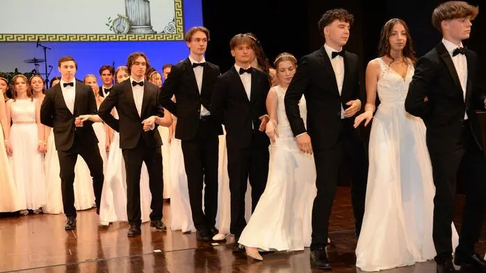 Die Polonaise wurde von 33 Tanzpaaren getanzt