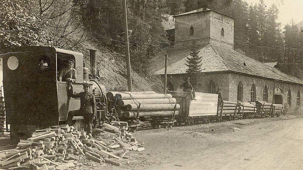 Eine Waldbahngarnitur, gezogen von der Krauss-Lokomotive, vor dem ehemaligen Schmelzofen Alfred-Hütte in Steinhaus am Semmering