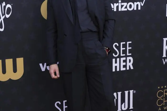 Cillian Murphy lässig im Anzug