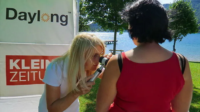 Hautärztin Isolde Rudolf bei der Untersuchung auffälliger Muttermale im Camping Nord-Bad