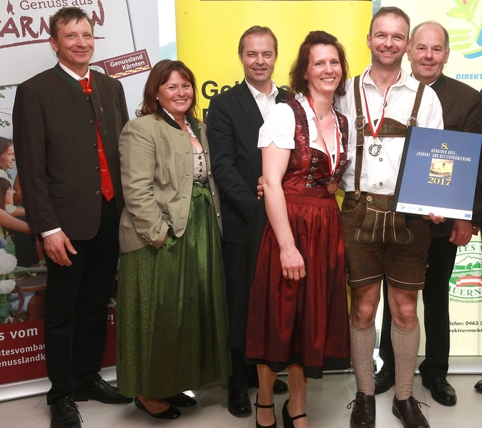 Im Bezirk St. Veit glänzte die Silberne für Frischkäse mit Kren und für „Camonbär“: Gerhard Paulitsch, Vorstandsmitglied BIO Austria, Genussland Kärnten Obfrau ÖR Barbara Wakonig, Landwirtschaftskammerpräsident Ing. Johann Mössler und die Gewinner der Silbernen, Angelika und Thomas Grabmaier. Ihre Produkte aus bester Ziegenmilch, Frischkäse mit Kren und „Camonbär“, wurden mit Silber ausgezeichnet.
