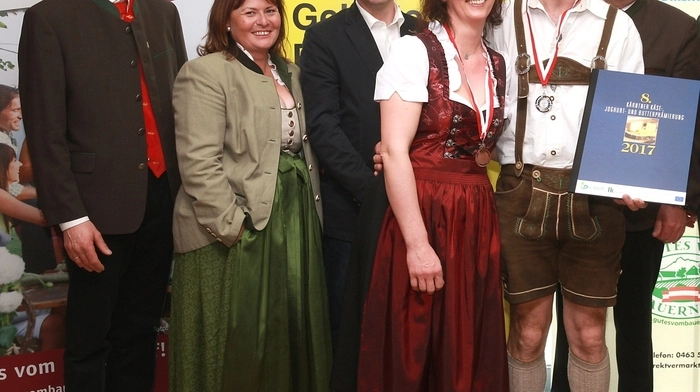 Im Bezirk St. Veit glänzte die Silberne für Frischkäse mit Kren und für „Camonbär“: Gerhard Paulitsch, Vorstandsmitglied BIO Austria, Genussland Kärnten Obfrau ÖR Barbara Wakonig, Landwirtschaftskammerpräsident Ing. Johann Mössler und die Gewinner der Silbernen, Angelika und Thomas Grabmaier. Ihre Produkte aus bester Ziegenmilch, Frischkäse mit Kren und „Camonbär“, wurden mit Silber ausgezeichnet.