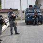 Kosovarische Polizeibeamte sichern eine Straße