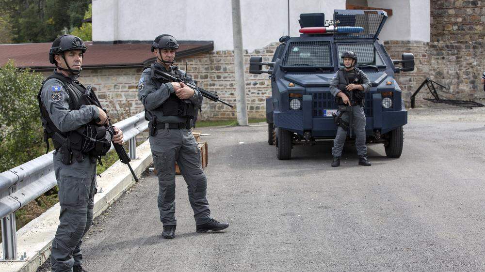 Kosovarische Polizeibeamte sichern eine Straße
