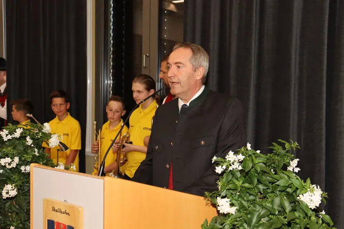 In seiner Festrede bedankte sich Bürgermeister Franz Feirer bei allen Professionisten für den reibungslosen Ablauf während der Bauphase und freut sich über Barrierefreiheit, Energieeffizienz und Kundenfreundlichkeit des neuen Gemeindeamtes in Stallhofen.