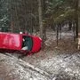 Mithilfe einer Seilwinde barg die Feuerwehr Burgau-Burgauberg das Unfallauto