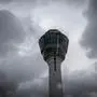 dpatopbilder - 04.10.2024, Bayern, München: Der Tower ragt am Münchner Flughafen in den dunkel bewölkten Himmel. Eine technische Störung bei der Deutschen Flugsicherung hatte am Freitag zu Verzögerungen und Ausfällen im deutschen Luftraum geführt. Foto: Peter Kneffel/dpa +++ dpa-Bildfunk +++
