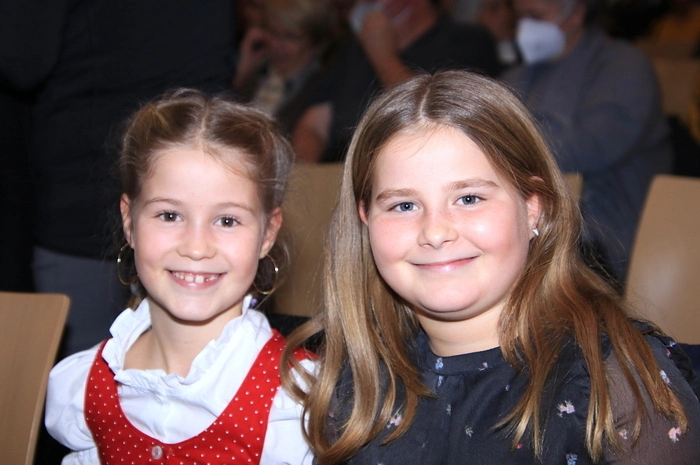 Untermalt wurden die Darbietungen durch das Einspielen von alten Fotos und Videos.