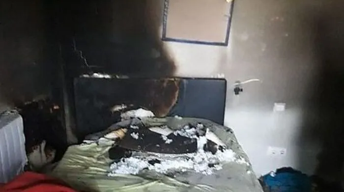 Der Bub vergaß das Gefäß mit dem Weihrauch auf seinem Bett, dieses fing Feuer