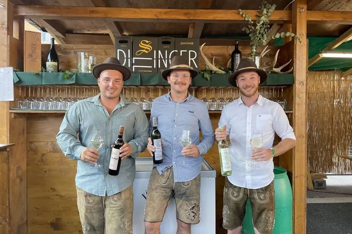 Dennis Pilsu, Markus Schloffer und Michael Marko vom Dillinger Sabathihof schenkten fleißig Wein aus.