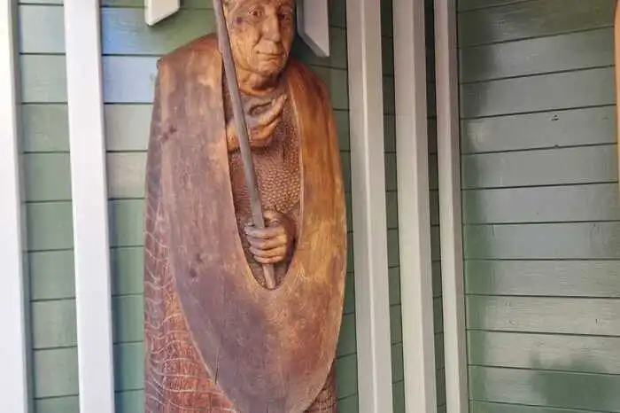 Der heilige Klemens am Betriebsgelände. Er ist der Heilige der Holzarbeiter.