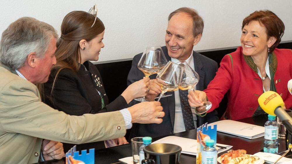Auf eine gelungene Präsentation: Werner Luttenberger (GF Wein Steiermark), Weinkönigin Katja I. Silberschneider, Franz Kerber  (Vorstand Steiermärkische), Maria Pein (Vizepräsidentin Landwirtschaftskammer)