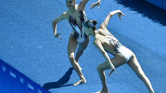 Die Synchronschwimmerinnen Anna Maria Alexandri und Eirini Marina Alexandri (AUT) glitzern über und über. Eigentlich zu schade zum Abtauchen.
