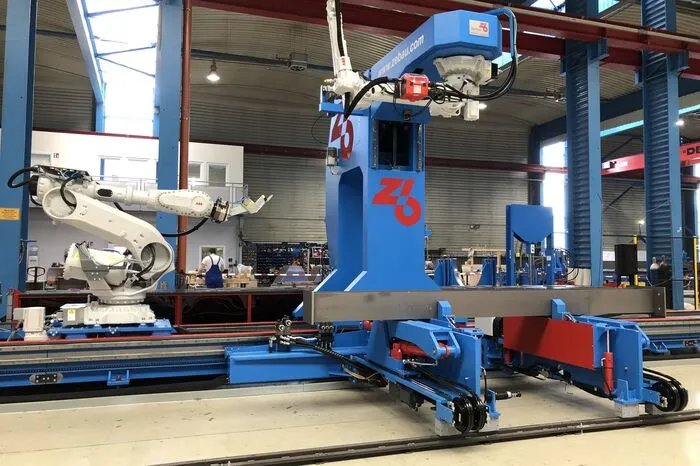 Roboter schweißen vollautomatisch Stahlträger für den konstruktiven Stahlbau.